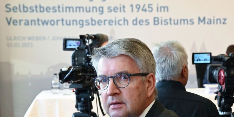 Der Mainzer Bischof Peter Kohlgraf bei der Vorstellung der Studie zu sexuellem Missbrauch in seinem Bistum.