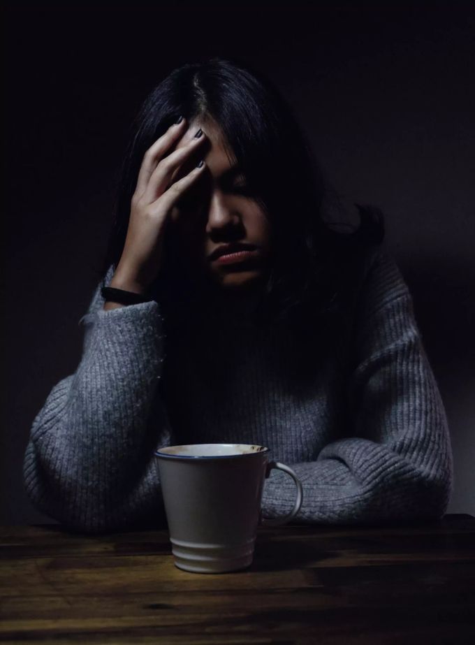 Die Fibromyalgie ist sehr belastend. Eine traurige Frau