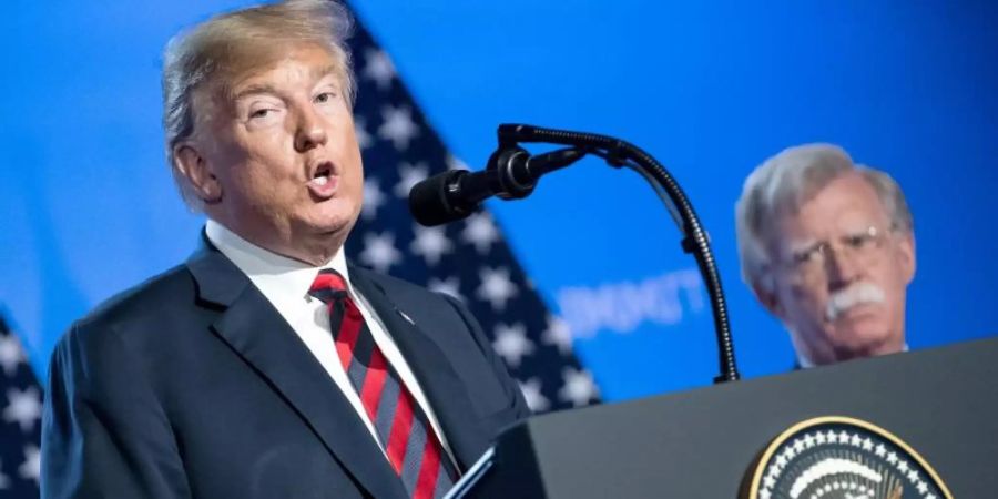 US-Präsident Donald Trump klagt gegen das Buch von John Bolton (r). Foto: Bernd von Jutrczenka/dpa