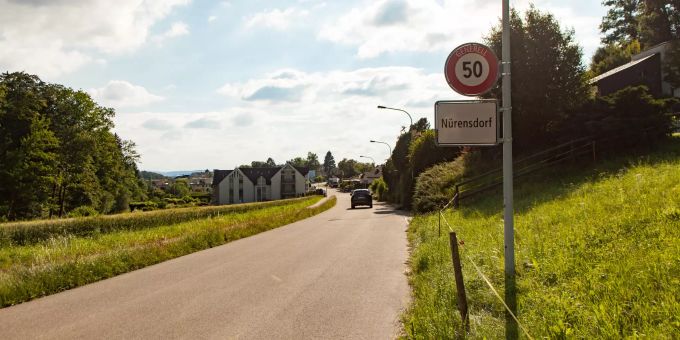 Ortseinfahrt nach Nürensdorf. Ortseinfahrt nach Nürensdorf.