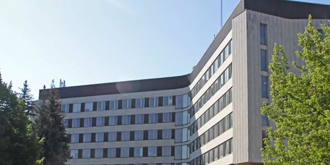 Das Gebäude des Zentralkomitees der Kommunistischen Partei der Sowjetrepublik, das heute unter dem Namen «World Trade Center» als Bürogebäude genutzt wird. Das Gebäude soll abgerissen werden, um hier eine neue Konzerthalle zu erreichten. Foto: Alexander Welscher/dpa Das Gebäude des Zentralkomitees der Kommunistischen Partei der Sowjetrepublik, das heute unter dem Namen «World Trade Center» als Bürogebäude genutzt wird. Das Gebäude soll abgerissen werden, um hier eine neue Konzerthalle zu erreichten. Foto: Alexander Welscher/dpa