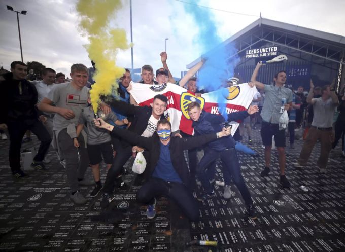 Leeds-Fans feiern den Aufstieg in die Premier League. premier league