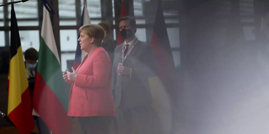 Angela Merkel, Bundeskanzlerin, spricht mit Journalisten, als sie zum EU-Gipfel im Gebäude des Europäischen Rates eintrifft. Foto: Francisco Seco/AP Pool/dpa