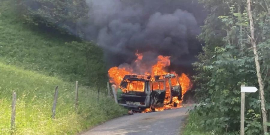 Ein Campingbus ist am Samstagmittag im Kanton Freiburg durch einen Brand zerstört worden.