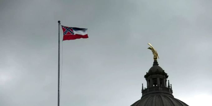 Die Flagge von Mississippi auf dem Kapitol in Jackson. mississippi