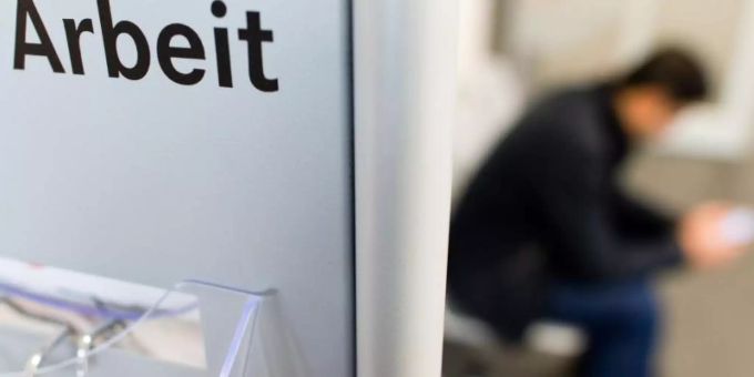 Was ist Arbeit wert? Und welche Bezahlung gefährdet Beschäftigung? Die Mindestlohnkommission legt einen Vorschlag zur die Höhe des gesetzlichen Mindestlohns vor. Foto: Julian Stratenschulte/dpa Was ist Arbeit wert? Und welche Bezahlung gefährdet Beschäftigung? Die Mindestlohnkommission legt einen Vorschlag zur die Höhe des gesetzlichen Mindestlohns vor. Foto: Julian Stratenschulte/dpa