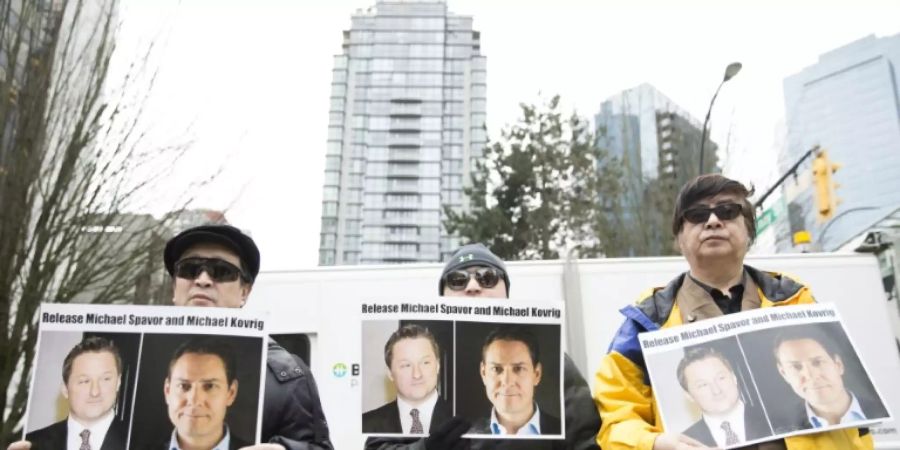 Demonstranten in Vancouver mit Bildern der Inhaftierten