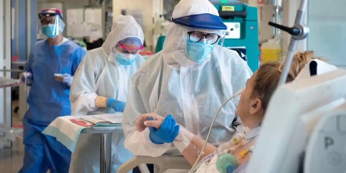 Gesundheitspersonal versorgt Coronavirus Patienten auf einer Intensivstation. Coronavirus