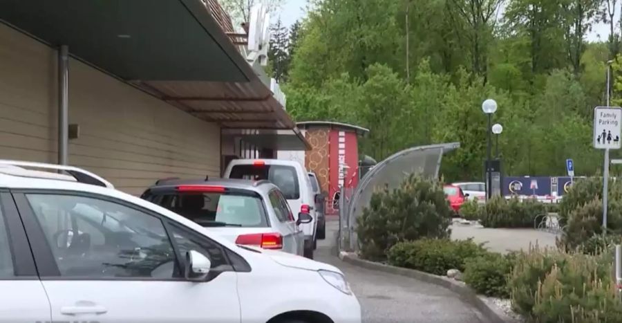 Viele Autos warten vor dem McDrive.