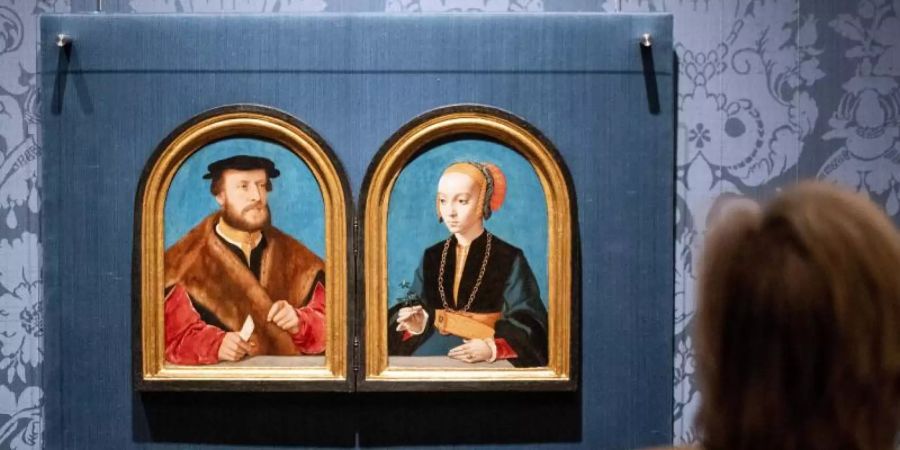 Die Porträts von Jakob Omphalius und Elisabeth Bellinghausen im Museum Mauritshuis. Foto: Sem Van Der Wal/ANP/dpa