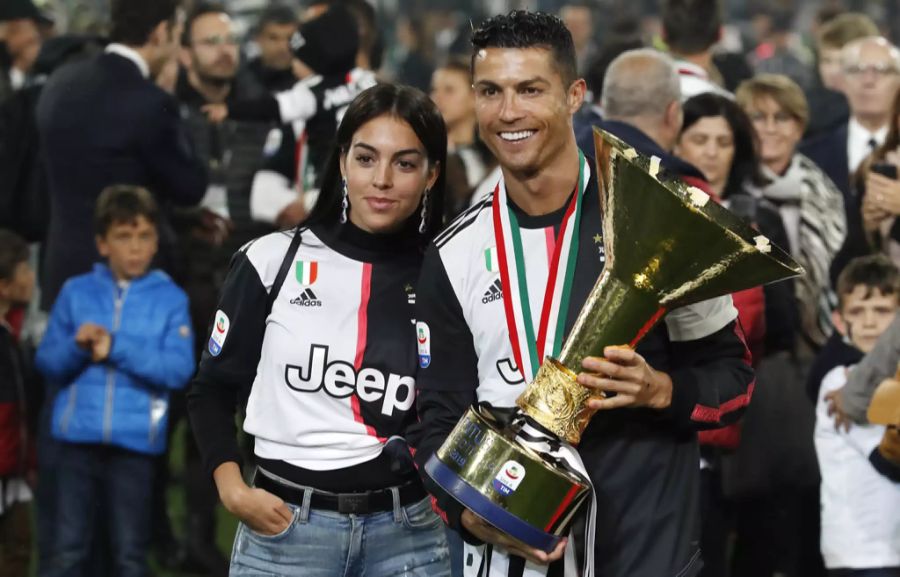 Ronaldo mit seiner Verlobten (?) mit der Serie-A-Trophäe.