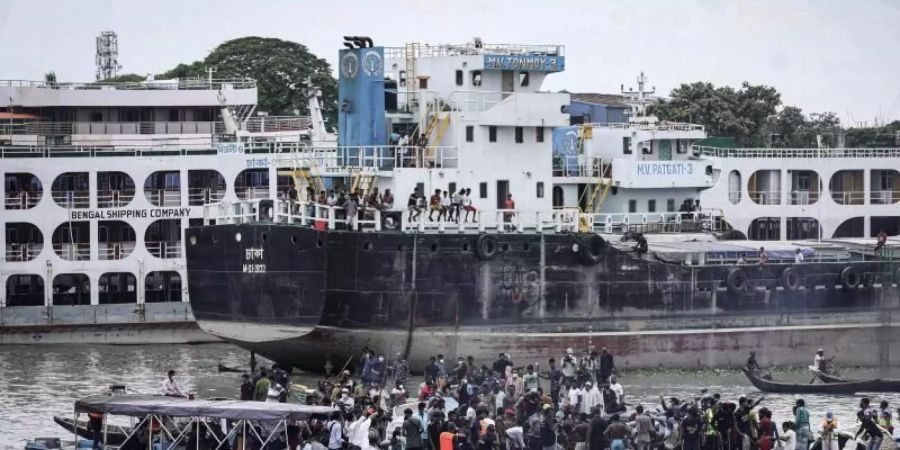 Suche nach Überlebenden im Fluss Buriganga. Foto: Md Manik/SOPA Images via ZUMA Wire/dpa