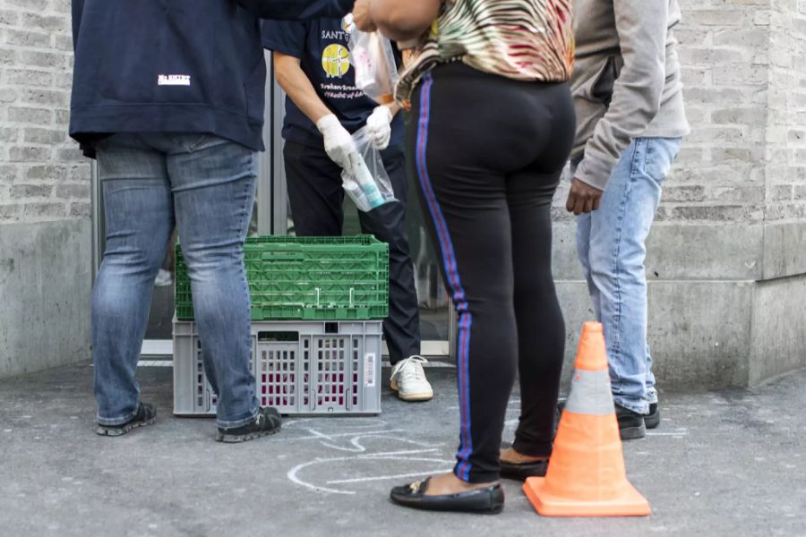 Der Verein «Incontro» verteilt während der Zeit des Coronavirus an der Zürcher Langstrasse Essen an Bedürftige.