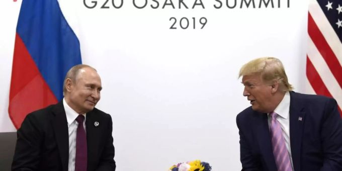 US-Präsident Donald Trump trifft Wladimir Putin, Präsident von Russland, 2019 während eines bilateralen Treffens am Rande des G-20-Gipfels in Osaka. Die USA und Russland beginnen mit den Gespräche zur atomaren Abrüstung. Foto: Susan Walsh/AP/dpa US-Präsident Donald Trump trifft Wladimir Putin, Präsident von Russland, 2019 während eines bilateralen Treffens am Rande des G-20-Gipfels in Osaka. Die USA und Russland beginnen mit den Gespräche zur atomaren Abrüstung. Foto: Susan Walsh/AP/dpa