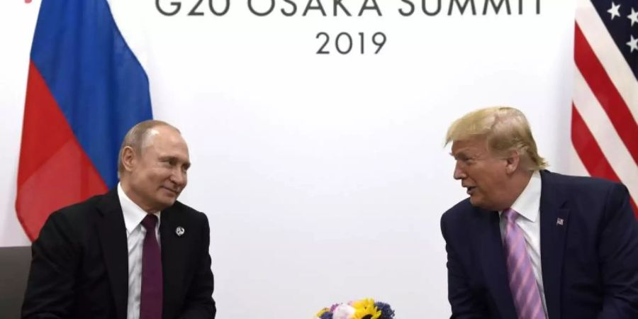 US-Präsident Donald Trump trifft Wladimir Putin, Präsident von Russland, 2019 während eines bilateralen Treffens am Rande des G-20-Gipfels in Osaka. Die USA und Russland beginnen mit den Gespräche zur atomaren Abrüstung. Foto: Susan Walsh/AP/dpa