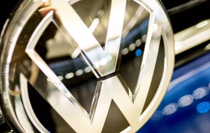 Ein VW Logo ist auf einem Fahrzeug zu sehen. (Symbolbild) Volkswagen Nutzfahrzeuge