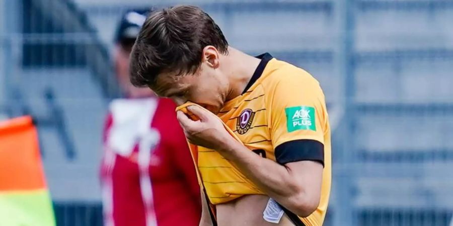 Dresdens Chris Löwe verlässt in Sandhausen nach der Roten Karte das Spielfeld. Foto: Uwe Anspach/dpa