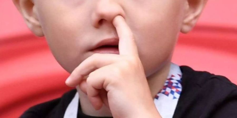 Viele machen es, meistens heimlich. Beim Nasenbohren soll uns am besten niemand sehen. Hat der Finger dort überhaupt etwas zu suchen?. Foto: picture alliance / Marius Becker/dpa