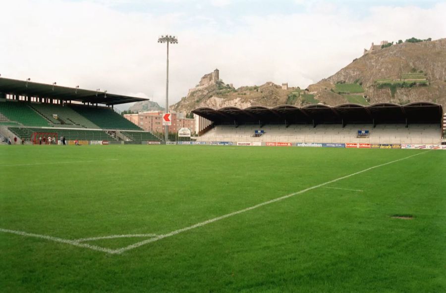 Das Stade de Tourbillon des FC Sion mit der namensgebenden Burg im Hintergrund.