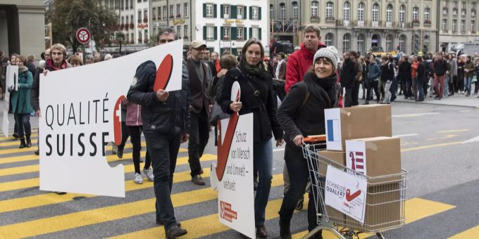 Personen einer breiten Koalition aus rund 80 Organisationen reichen die Konzernverantwortungsinitiative ein, am Montag 10. Oktober 2016, in Bern. Konzernverantwortungsinitiative