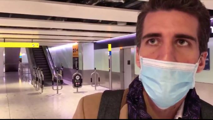 Der Schweizer, welcher am Flughafen Heathrow in die U-Bahn steigen wollte. Er hatte die neuen Weisungen zur Lage mit dem Coronavirus nicht gesehen. Heathrow coronavirus