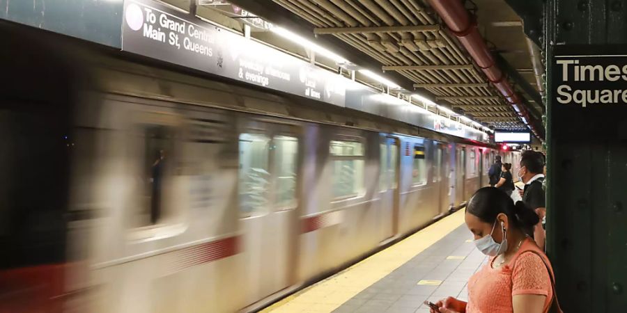 Menschen stehen an einer U-Bahn-Station. Exakt 100 Tage, nachdem in New York der erste Corona-Fall bestätigt wurde, sind heute erste Lockerungen monatelanger Massnahmen in Kraft getreten. Foto: Wang Ying/XinHua/dpa
