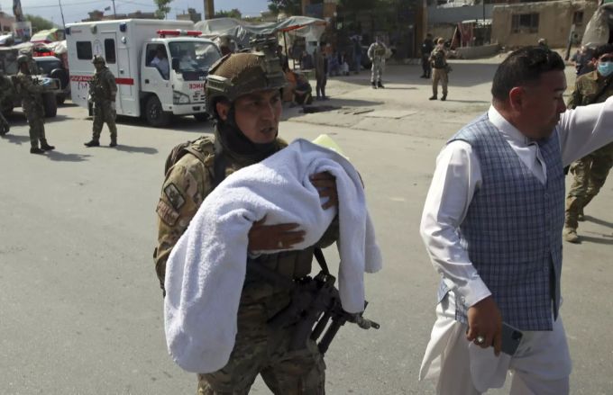 Ein Soldat trägt ein Neugeborenes aus dem Spital in Kabul. Dort wurde zuvor ein Anschlag verübt. kabuel