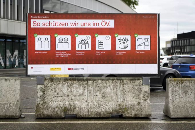 Die SBB, hier ein Plakat fotografiert in Bern, empfiehlt das Tragen einer Maske, wenn der Abstand nicht eingehalten werden kann. Coronavirus Schutzmasken