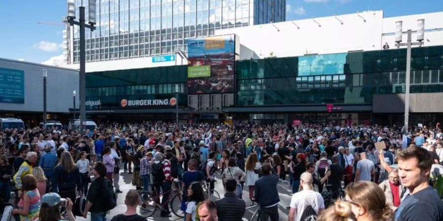 Zahlreiche Menschen hatten sich auf dem Berliner Alexanderplatz unangemeldet zu einer Demonstration versammelt. Foto: Christophe Gateau/dpa