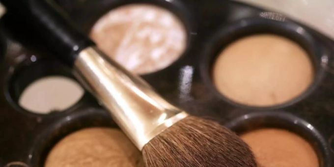 Viele Verbraucher sparen gerade beim Make-up. Foto: Bernd Thissen/dpa Viele Verbraucher sparen gerade beim Make-up. Foto: Bernd Thissen/dpa