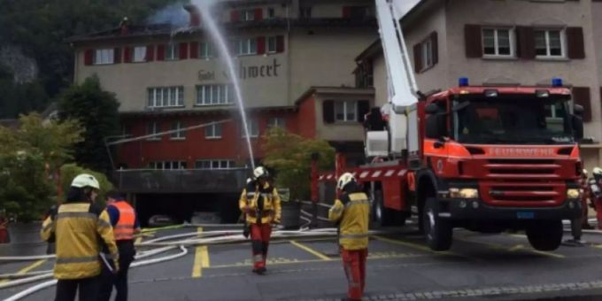 Die Feuerwehr beim Löschen des Brandes. schwert