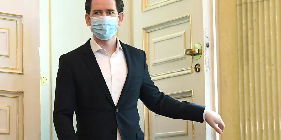 Sebastian Kurz (ÖVP), Bundeskanzler von Österreich, kommt mit Mundschutz nach einer Internationalen Videokonferenz mit Premierministern zur Besprechung von Massnahmen gegen Covid-19 im Bundeskanzleramt in Wien. Österreichs Kanzler will in der Corona-Krise zeitnah in eine «Phase der Eigenverantwortung» eintreten. In dieser soll es dann weniger, aber dafür sehr klare Regeln im Kampf gegen die Ausbreitung des Coronavirus geben. Foto: Helmut Fohringer/APA/dpa