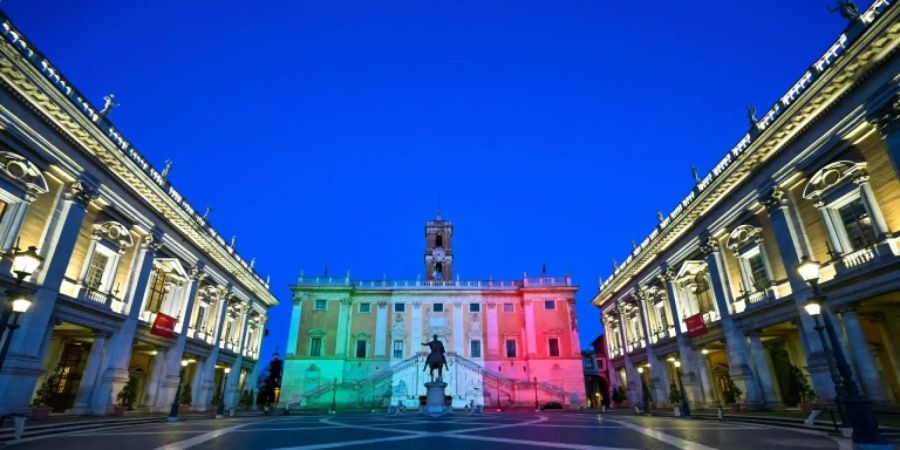 Italienische Flagge auf dem Senatorenpalast in Rom