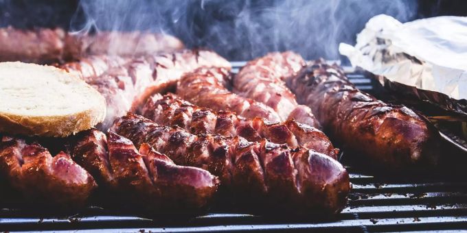 In Nordfriesland veranstalteten sieben Personen eine illegale Grillparty. (Symbolbild) grillparty