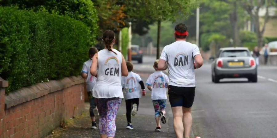 Familie mit Regenbogen-T-Shirts in Southport