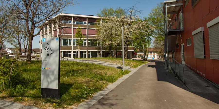 Das Schulhaus Halden in Opfikon.