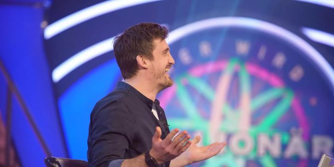 Ronald Tenholte breitet nach dem Gewinn bei der Quizshow "Wer wird Millionär?" die Arme aus. Zum zehnten Mal hat in einer regulären Ausgabe der RTL-Rateshow ein Teilnehmer den Hauptgewinn geholt. Die Quiz-Show führt jetzt wegen der Coronakrise neue Spielregeln ein. wer wird millionär?
