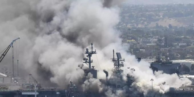 Rauch steigt vom US-Kriegsschiff «USS Bonhomme Richard» im Marinestützpunkt San Diego auf. Bei einem Feuer auf dem US-Kriegsschiff sind nach Angaben der Marine mehrere Soldaten verletzt worden. Foto: Denis Poroy/AP/dpa Rauch steigt vom US-Kriegsschiff «USS Bonhomme Richard» im Marinestützpunkt San Diego auf. Bei einem Feuer auf dem US-Kriegsschiff sind nach Angaben der Marine mehrere Soldaten verletzt worden. Foto: Denis Poroy/AP/dpa