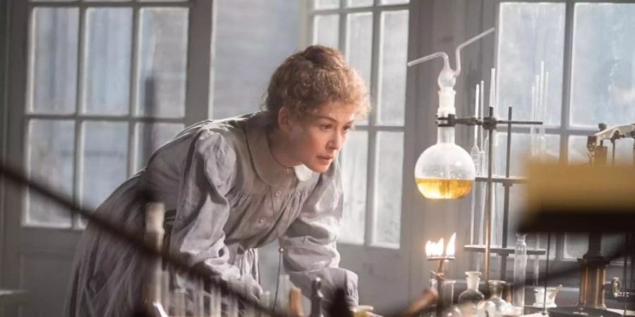 Rosamund Pike spielt Marie Curie, eine Frau, die ihren Weg gegangen ist. Foto: -/StudioCanal/dpa