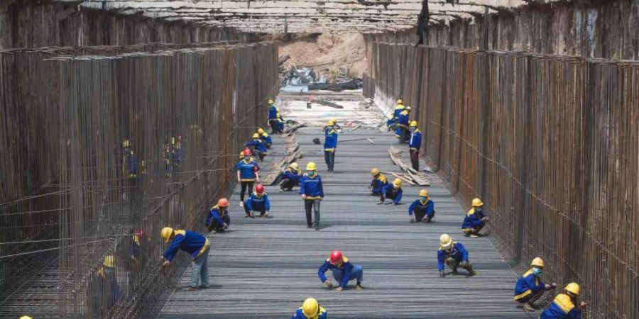 Arbeiten an einem Versorgungstunnel in Wuhan. Foto: Xiao Yijiu/XinHua/dpa