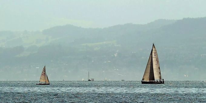 Zwei Segelboote auf dem See (Symbolbild) Segelboot