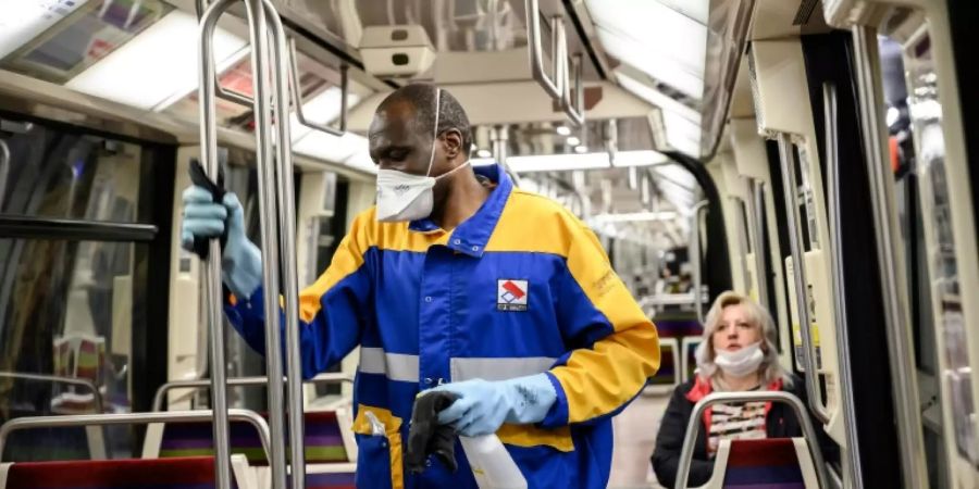 Reinigung einer Pariser U-Bahn
