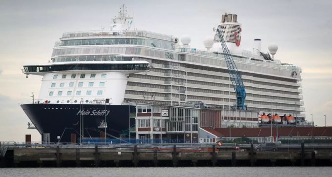 Als sich während der Corona-Krise keine Gäste an Bord befanden, steckten sich 12 Besatzungsmitglieder auf dem TUI-Kreuzfahrtschiff «Mein Schiff 3» an. Im September soll das Schiff wieder mit Coronavirus Keruzfahrtschiff Mein Schiff