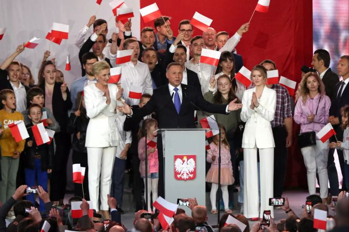 Andrzej Duda (M), amtierender Präsident von Polen und Kandidat für das Amt des Präsidenten der PiS (Recht und Gerechtigkeit) spricht neben seiner Frau Agata Kornhauser-Duda (l) und Tochter Kinga neben Unterstützern. Präsidentschaftswahl in Polen