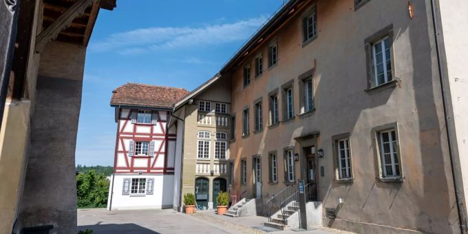 Das Ritterhuus (rechts) im Schloss Köniz. Das Ritterhuus (rechts) im Schloss Köniz.