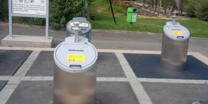 Sammelstelle Hirschenwiese um zweiten Unterflurcontainer für Hauskehricht erweitert. Sammelstelle Hirschenwiese