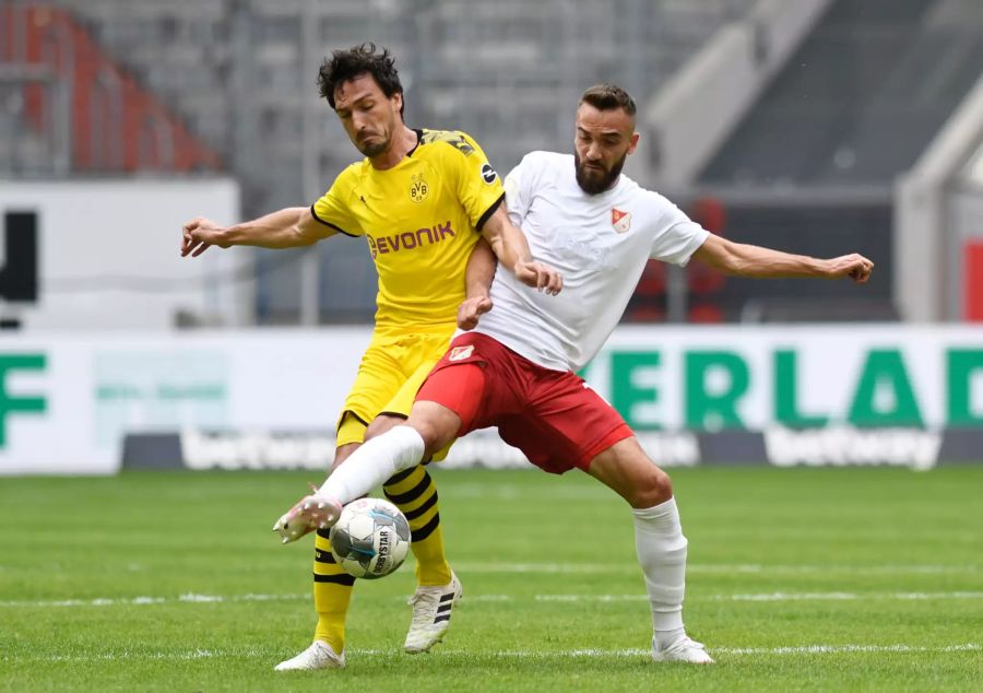 Mats Hummels (l.) vom BVB im Zweikampf mit Düsseldorfs Kenan Karaman (r.).