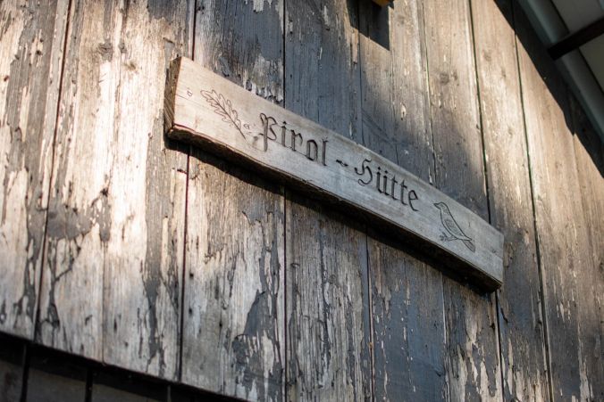 Das Schild an der Tirol-Hütte in Dintikon.