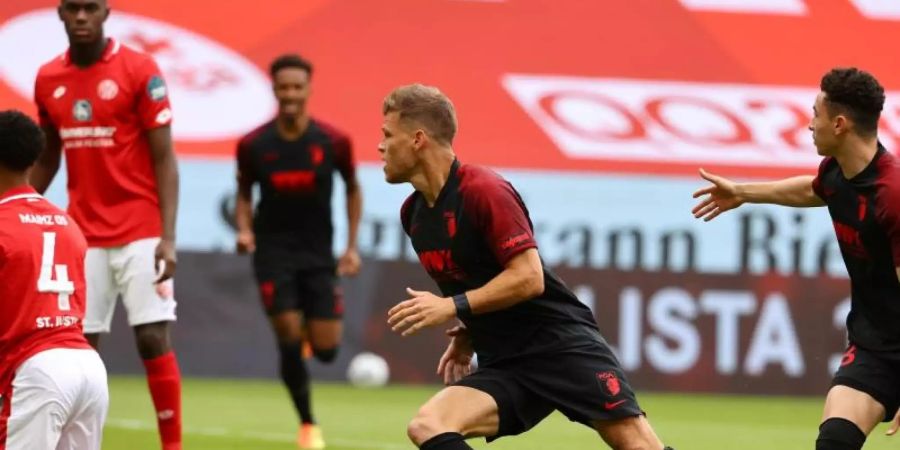 Florian Niederlechner (M) schoss Augsburg in Mainz früh zum Sieg. Foto: Kai Pfaffenbach/reuters/Pool/dpa