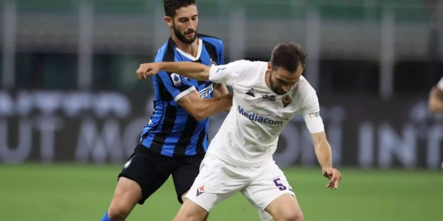 Roberto Gagliardini von Inter Mailand in Aktion mit Milan Badelj von AC Florenz. Foto: Jonathan Moscrop/CSM via ZUMA Wire/dpa